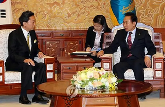 李大統領（右）と鳩山代表＝6月5日、ソウル（聯合ニュース）