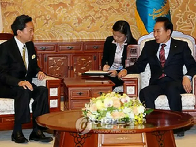 李大統領（右）と鳩山代表＝6月5日、ソウル（聯合ニュース）