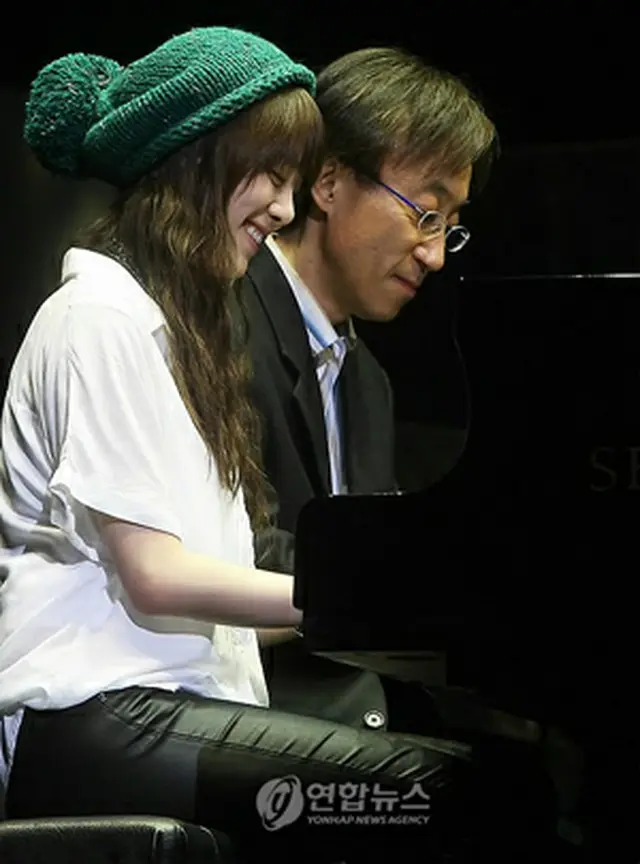 ク・ヘソン（手前）と佐佐木功