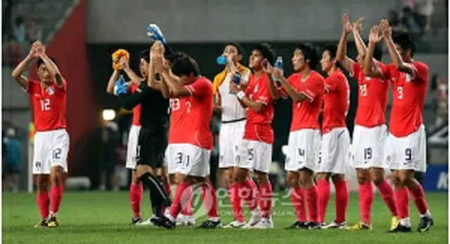 試合後、観客の歓声に応える代表メンバー＝5日、ソウル（聯合ニュース）