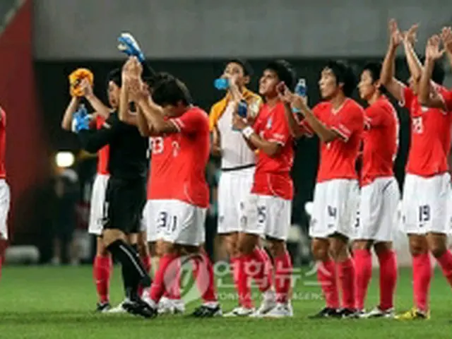 試合後、観客の歓声に応える代表メンバー＝5日、ソウル（聯合ニュース）