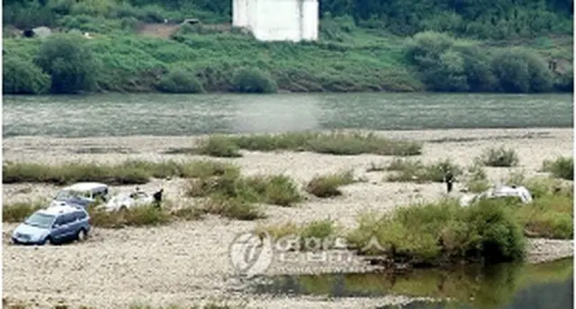 7日午前には水が引き、水に浸かっていた車両も見つかった＝7日、漣川（聯合ニュース）