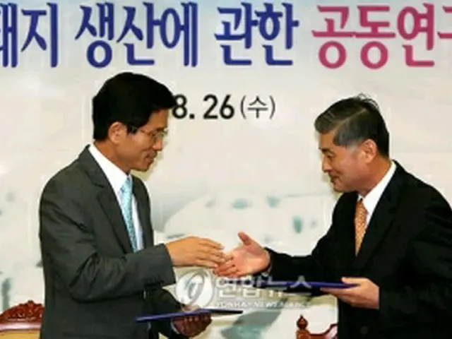 黄教授（右）と京畿道は8月、糖尿病治療などに向けた形質転換クローン豚の共同研究協約を結んでいる＝（聯合ニュース）