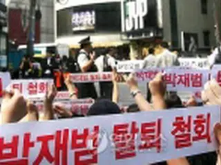 ＜2PM＞ファンら　ジェボム脱退撤回を求め事務所前に集結