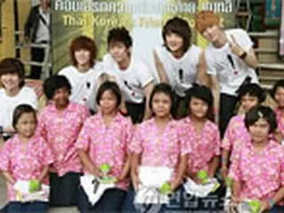 ＜SHINee＞　タイ保育施設の子どもたちと一緒に