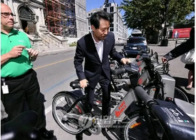 「Bixi」を点検する呉市長（ソウル市提供）＝（聯合ニュース）