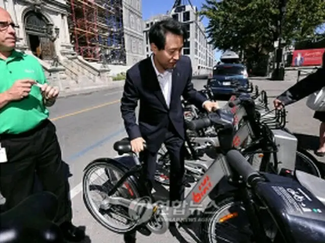 「Bixi」を点検する呉市長（ソウル市提供）＝（聯合ニュース）