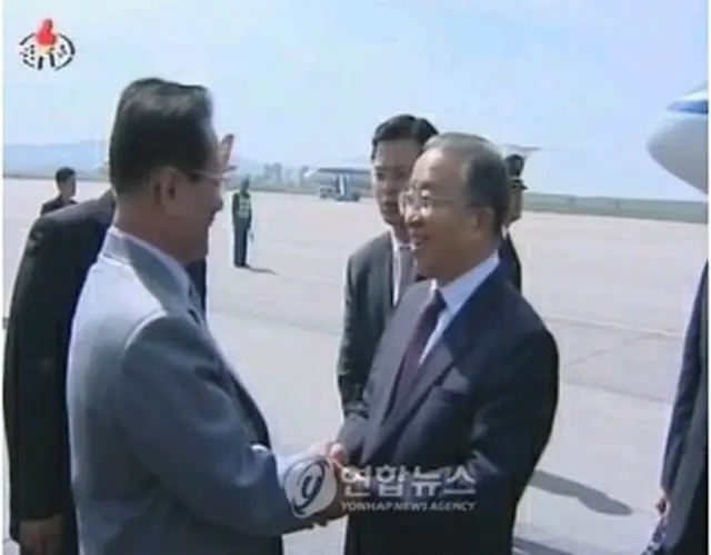 平壌空港に到着した戴秉国国務委員を出迎えた金永南委員長（朝鮮中央テレビ撮影）＝17日、ソウル（聯合ニュース）