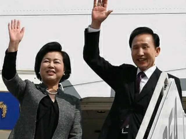 ソウル空港で見送りの人々にあいさつする李大統領夫妻＝20日、ソウル（聯合ニュース）