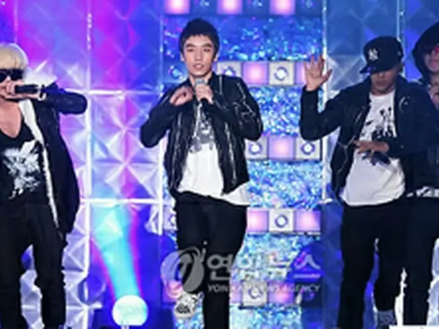 BIG BANG。19日に行われたアジアソングフェスティバルでのステージ＝19日、ソウル（聯合ニュース）