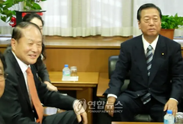 李相得議員と小沢一郎民主党幹事長＝19日、東京（聯合ニュース）