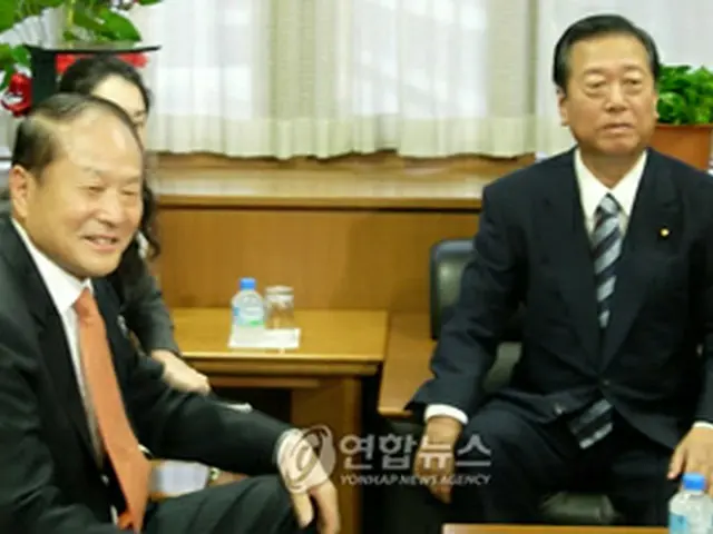 李相得議員と小沢一郎民主党幹事長＝19日、東京（聯合ニュース）