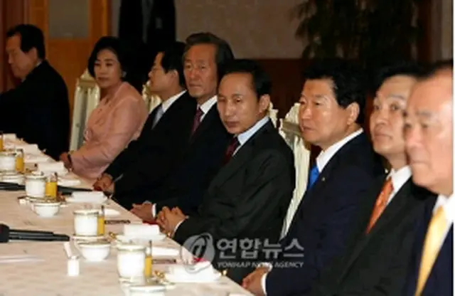 李大統領（中央）とハンナラ党議員＝29日、ソウル（聯合ニュース）