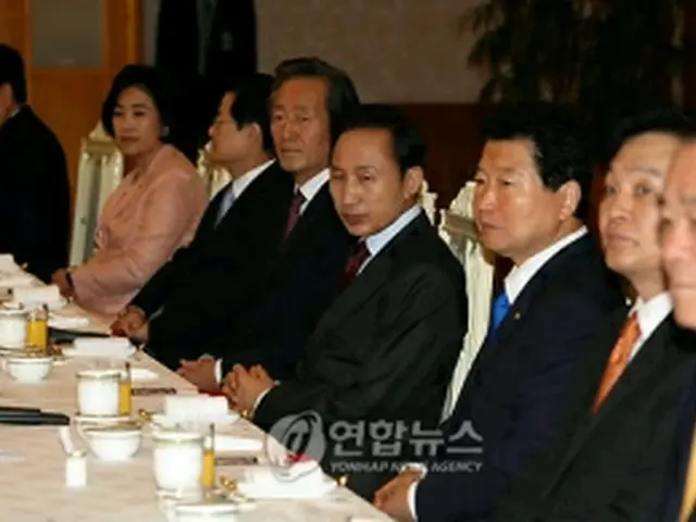 李大統領（中央）とハンナラ党議員＝29日、ソウル（聯合ニュース）