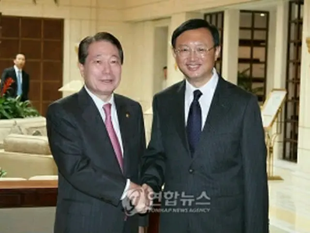 握手を交わす柳長官（左）と楊外相＝２９日、上海（聯合ニュース）