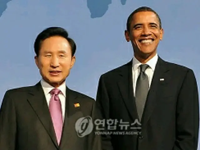 李明博大統領（左）とオバマ米大統領＝（聯合ニュース）