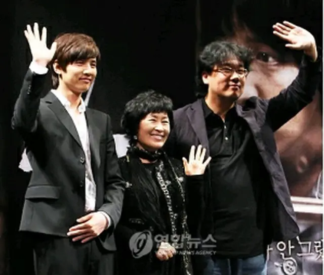 『母なる証明』の主演俳優と監督。左からウォンビン、キム・ヘジャ、ポン・ジュノ監督＝（聯合ニュース）