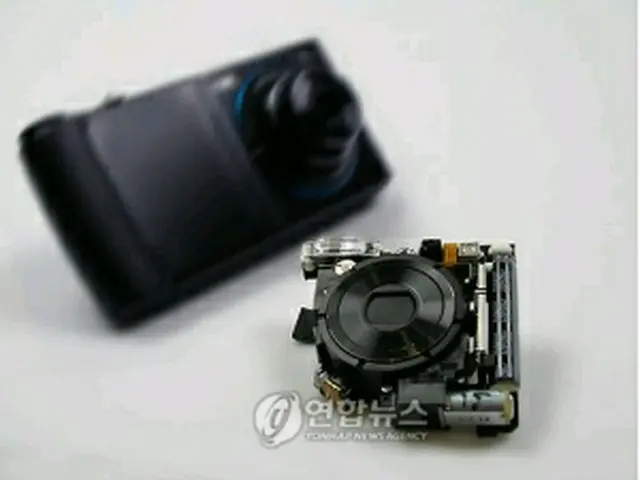 サムスン電機が開発した1200万画素光学3倍ズーム撮影対応の携帯電話用CMOSカメラモジュール（写真提供）＝11日、ソウル（聯合ニュース）