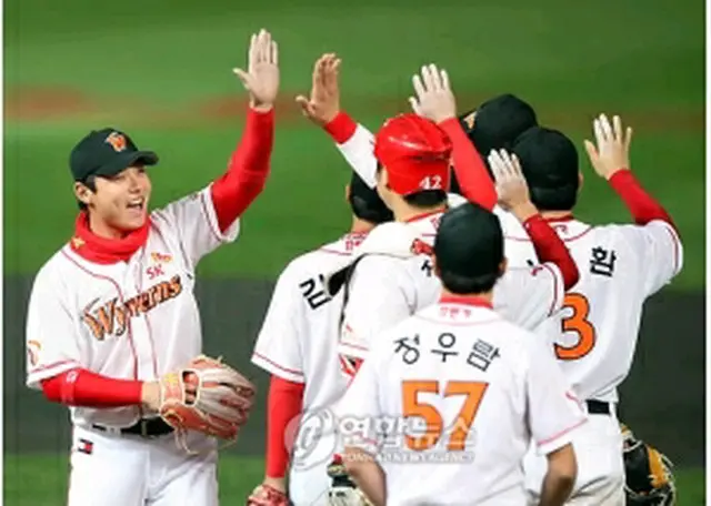 韓国シリーズ進出を決めたSKワイバーンズ＝14日、仁川（聯合ニュース）