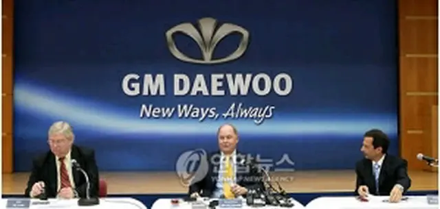会見するGM首脳陣。左からライリー社長、ヘンダーソンCEO、Arcamone新社長＝15日、仁川（聯合ニュース）