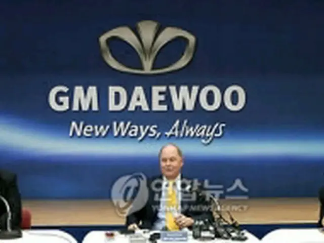 会見するGM首脳陣。左からライリー社長、ヘンダーソンCEO、Arcamone新社長＝15日、仁川（聯合ニュース）