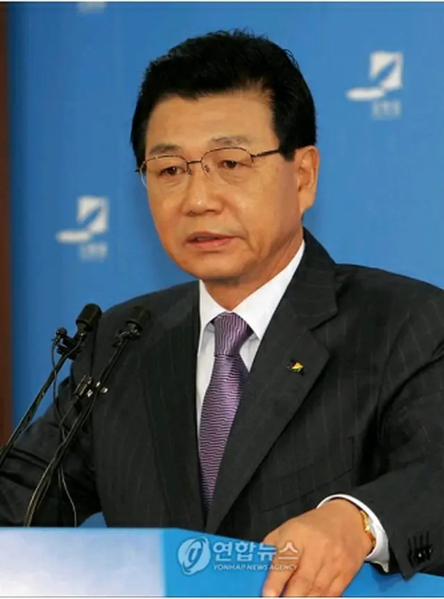 会見する金振ソン江原道知事＝16日、春川（聯合ニュース）