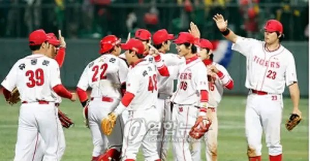 勝利を喜ぶＫＩＡ＝１６日、光州（聯合ニュース）
