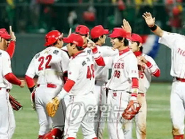 勝利を喜ぶＫＩＡ＝１６日、光州（聯合ニュース）