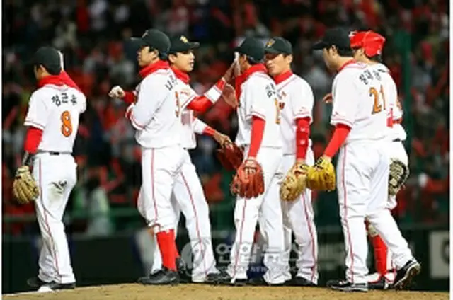 マウンドに集まり勝利を喜ぶSKワイバーンズ＝19日、仁川（聯合ニュース）