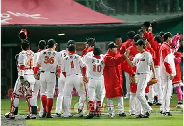 勝利を喜ぶSKワイバーンズ＝20日、仁川（聯合ニュース）
