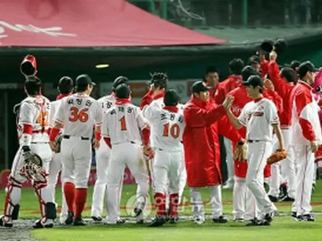 勝利を喜ぶSKワイバーンズ＝20日、仁川（聯合ニュース）