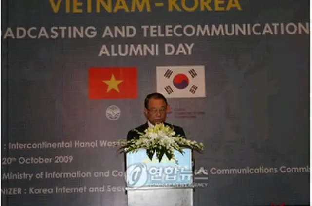 韓国研修生らの同窓会に出席し祝辞を述べる崔委員長＝２０日、ハノイ（聯合ニュース）