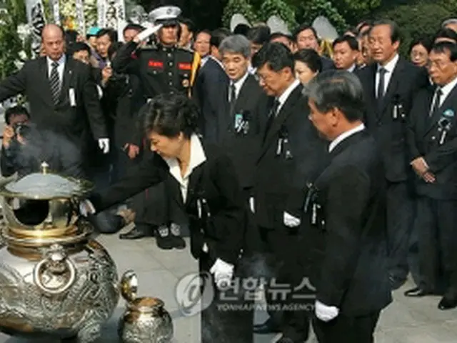 焼香する朴槿恵元代表＝26日、ソウル（聯合ニュース）