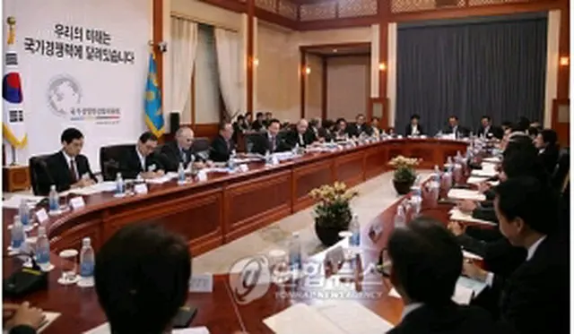 青瓦台で開かれた国家競争力強化委員会会議（青瓦台提供）＝28日、ソウル（聯合ニュース）