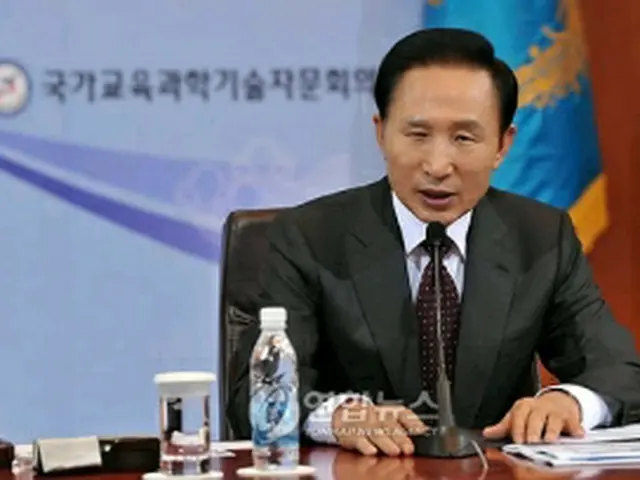 会議を主宰する李大統領（青瓦台提供）＝30日、ソウル（聯合ニュース）