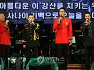 国歌を歌う芸能兵士たち