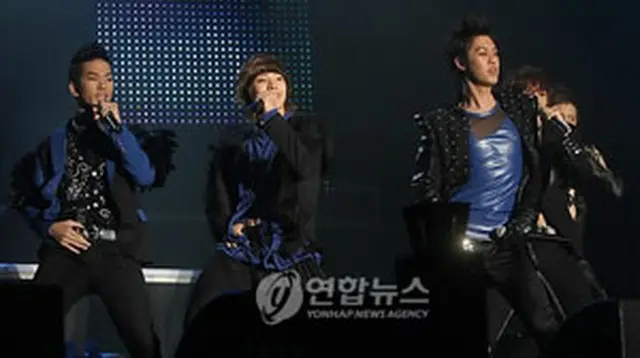 パワフルなステージを披露する＜MBLAQ＞