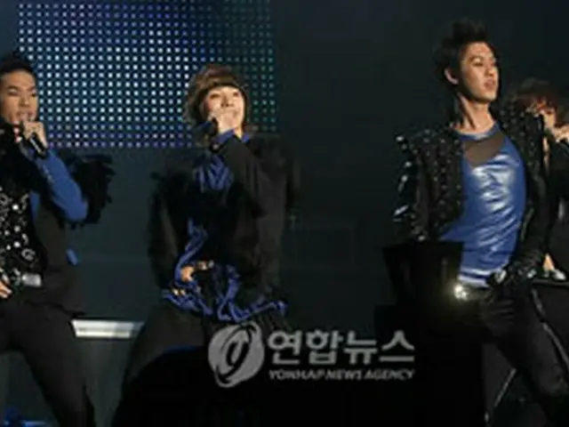 パワフルなステージを披露する＜MBLAQ＞