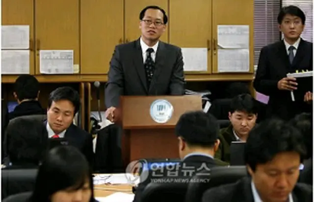 技術流出事件の捜査状況を説明する検察関係者＝11日、ソウル（聯合ニュース）