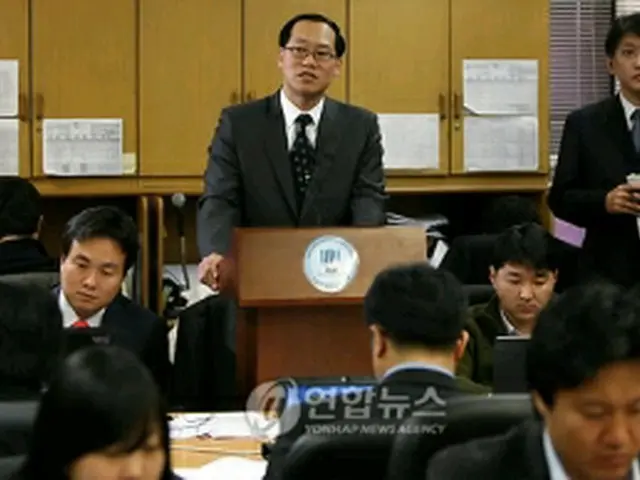 技術流出事件の捜査状況を説明する検察関係者＝11日、ソウル（聯合ニュース）