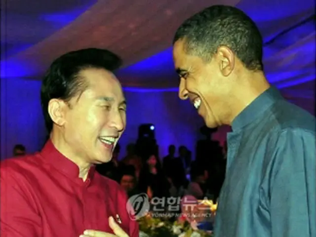 李明博大統領（左）とオバマ米大統領（資料写真）＝（聯合ニュース）