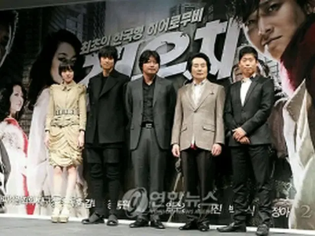 制作報告会のようす。左からイム・スジョン、カン・ドンウォン、キム・ユンソク、ペク・ユンシク、ユ・ヘジン＝16日、ソウル（聯合ニュース）