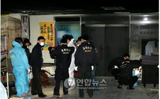 現場で鑑識作業を行っている警察と科学捜査研究チーム＝17日、釜山（聯合ニュース）