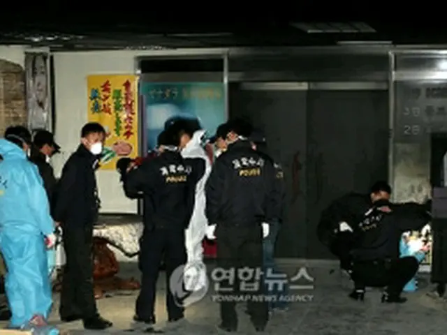 現場で鑑識作業を行っている警察と科学捜査研究チーム＝17日、釜山（聯合ニュース）