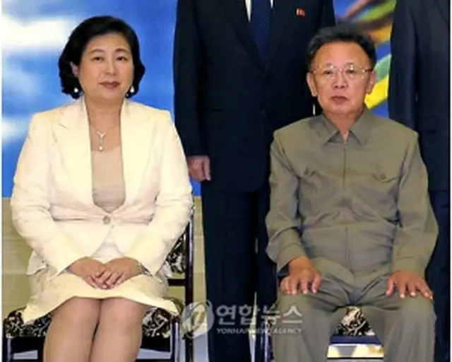 玄会長（左）と金総書記（朝鮮中央通信撮影）＝（聯合ニュース）