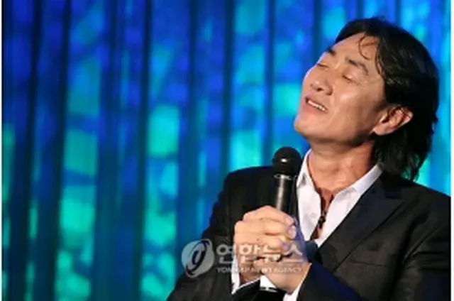 熱唱するホ・ジュノ＝23日、東京（聯合ニュース）