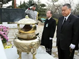 森元首相が故金大統領墓参、李姫鎬夫人とも面会