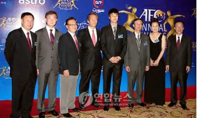 韓国の受賞者や関係者と記念撮影するホ・ジョンム監督（左端）＝２４日、クアラルンプール（聯合ニュース）