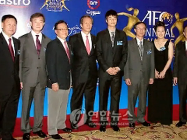韓国の受賞者や関係者と記念撮影するホ・ジョンム監督（左端）＝２４日、クアラルンプール（聯合ニュース）
