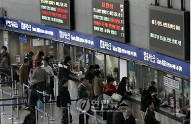 運行本数の減少でこみ合うソウル駅＝29日、ソウル（聯合ニュース）